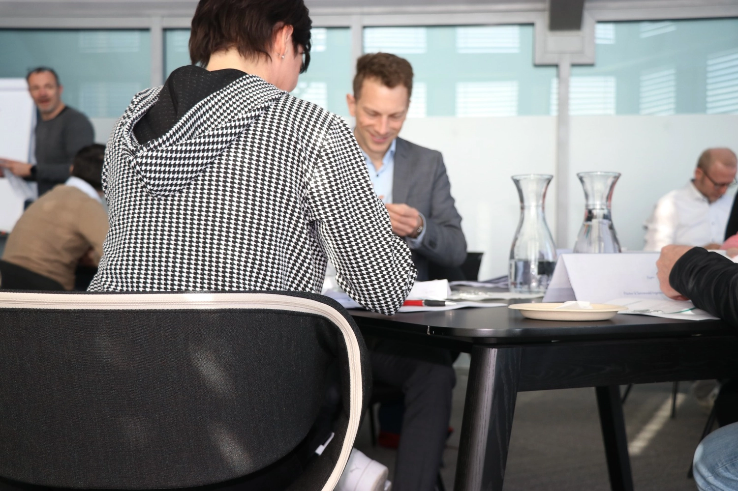 Winterfest Leadership Akademie - Team sitzt im Büro