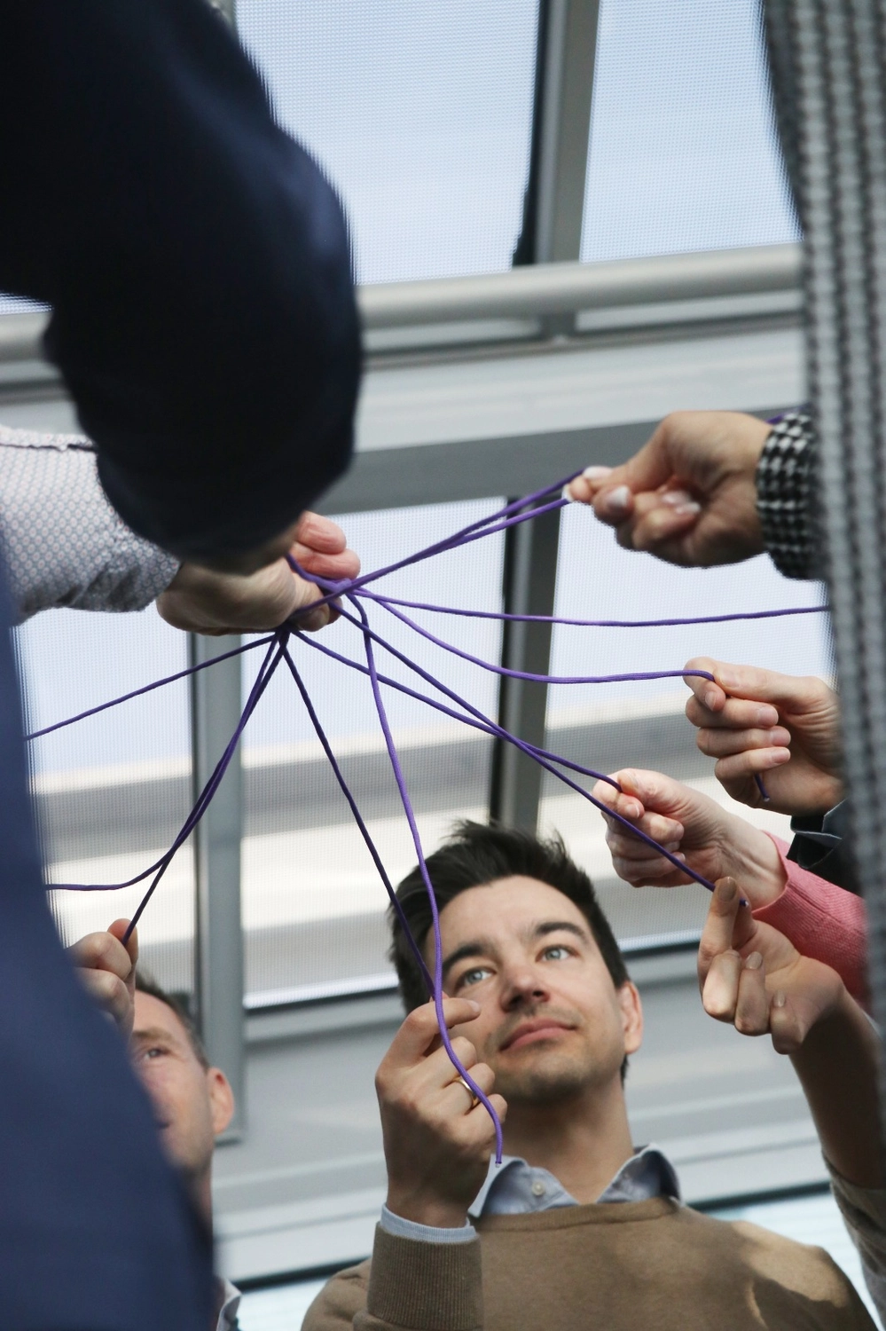 Winterfest Leadership Akademie - Teammitglieder, die die Fäden in der Hand halten